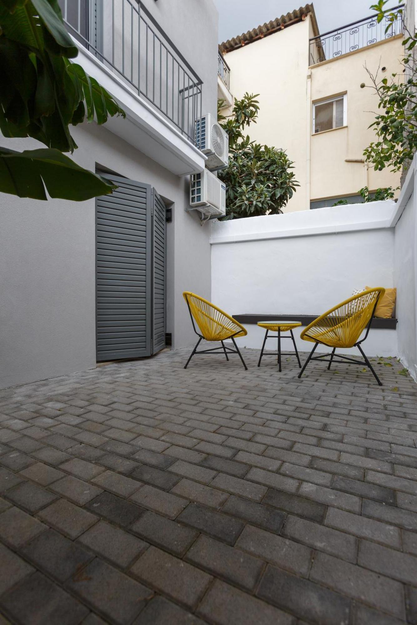Groundfloor 2Br Apt With Smallyard Near The Heart Of Kalamáta Eksteriør bilde